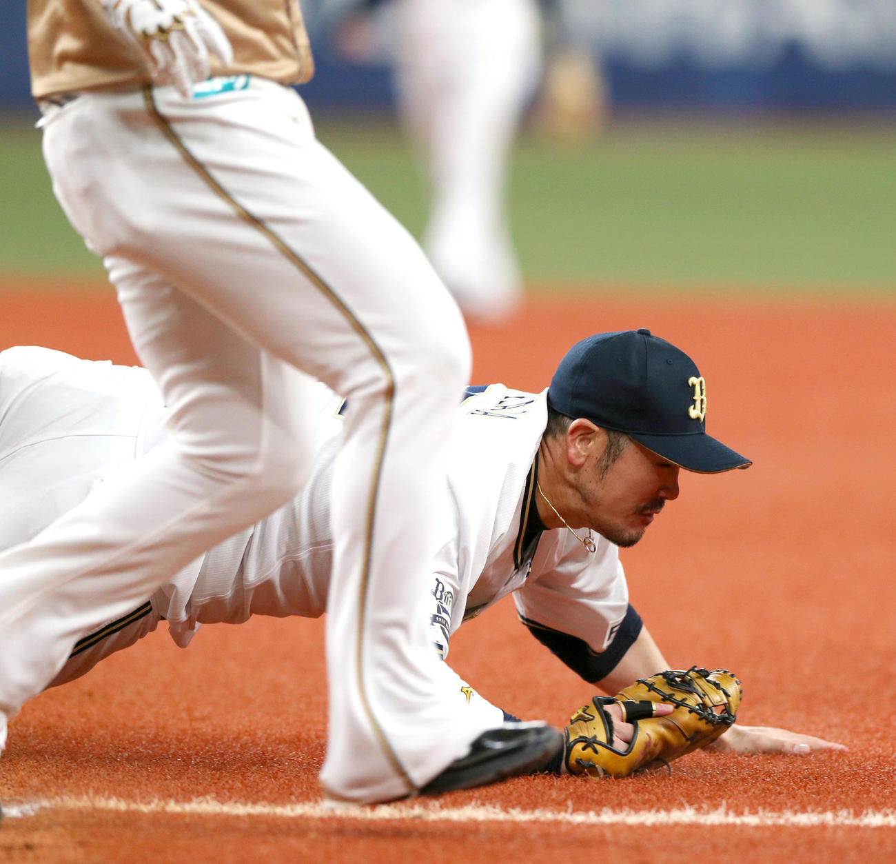 オリックス対日本ハム　8回表日本ハム1死一塁、中田の打球を二塁手太田が送球ミスし一塁手T－岡田が倒れ込む（撮影・上山淳一）