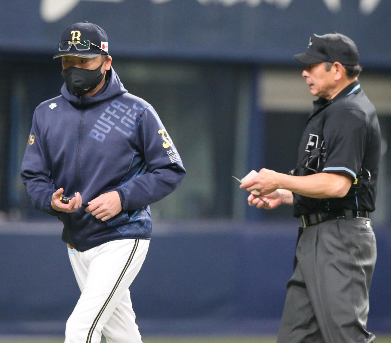 オリックス対日本ハム　8回攻撃を終え、中嶋監督（左）は選手交代を告げベンチへ戻る（撮影・上山淳一）