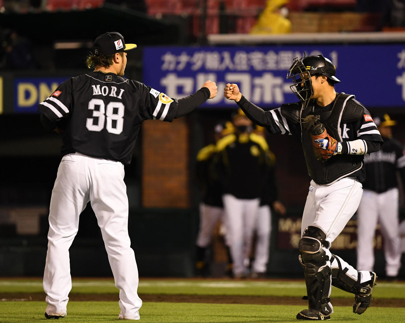 楽天対ソフトバンク　9回裏を無失点に抑えソフトバンク海野（右）とタッチを交わす森（撮影・横山健太）
