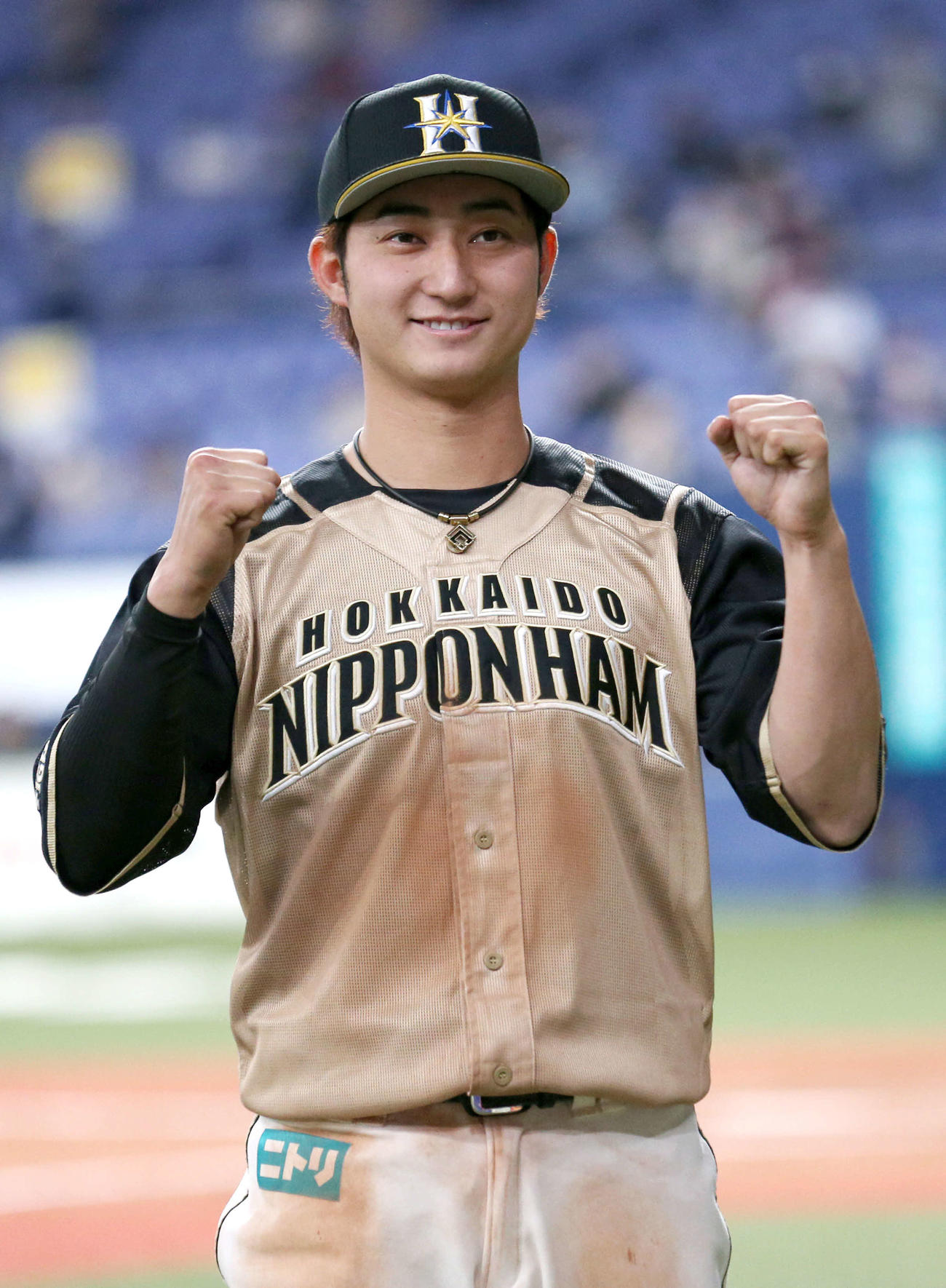 オリックス対日本ハム　ヒーローの浅間は笑顔でガッツポーズする（撮影・上山淳一）