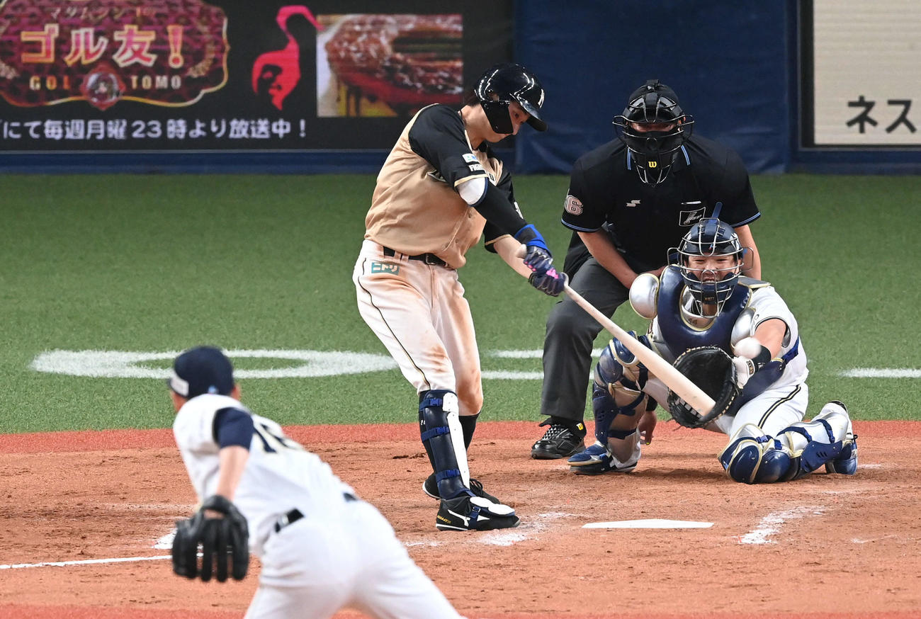 オリックス対日本ハム　8回表日本ハム2死一、三塁、浅間は左2点適時二塁打を放つ。投手平野佳（撮影・前岡正明）