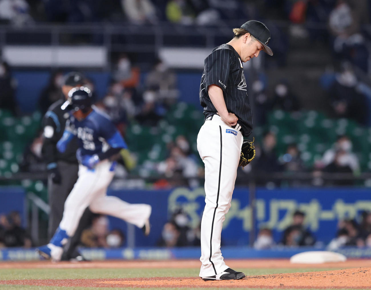ロッテ対西武　8回表西武1死一、三塁、愛斗に3点本塁打を浴び肩を落とす小野（撮影・垰建太）