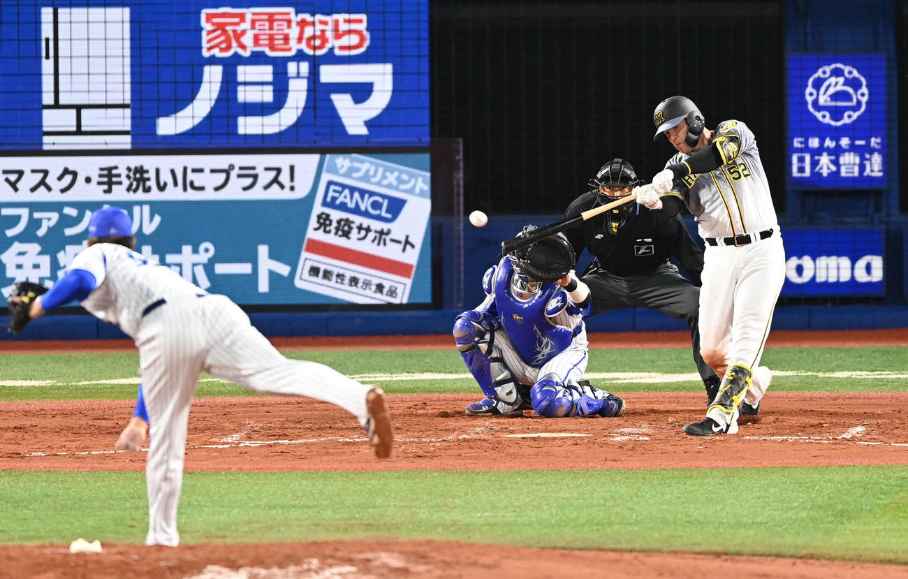 DeNA対阪神　6回表阪神2死二塁、サンズは右翼へ適時打を放つ。投手国吉（撮影・山崎安昭）