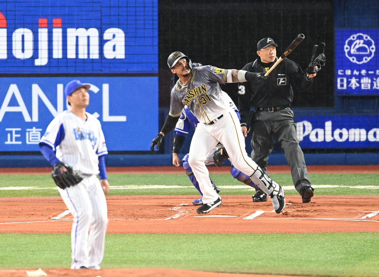 DeNA対阪神　1回表阪神1死三塁、マルテは左翼へ適時二塁打を放つ。投手浜口（撮影・山崎安昭）