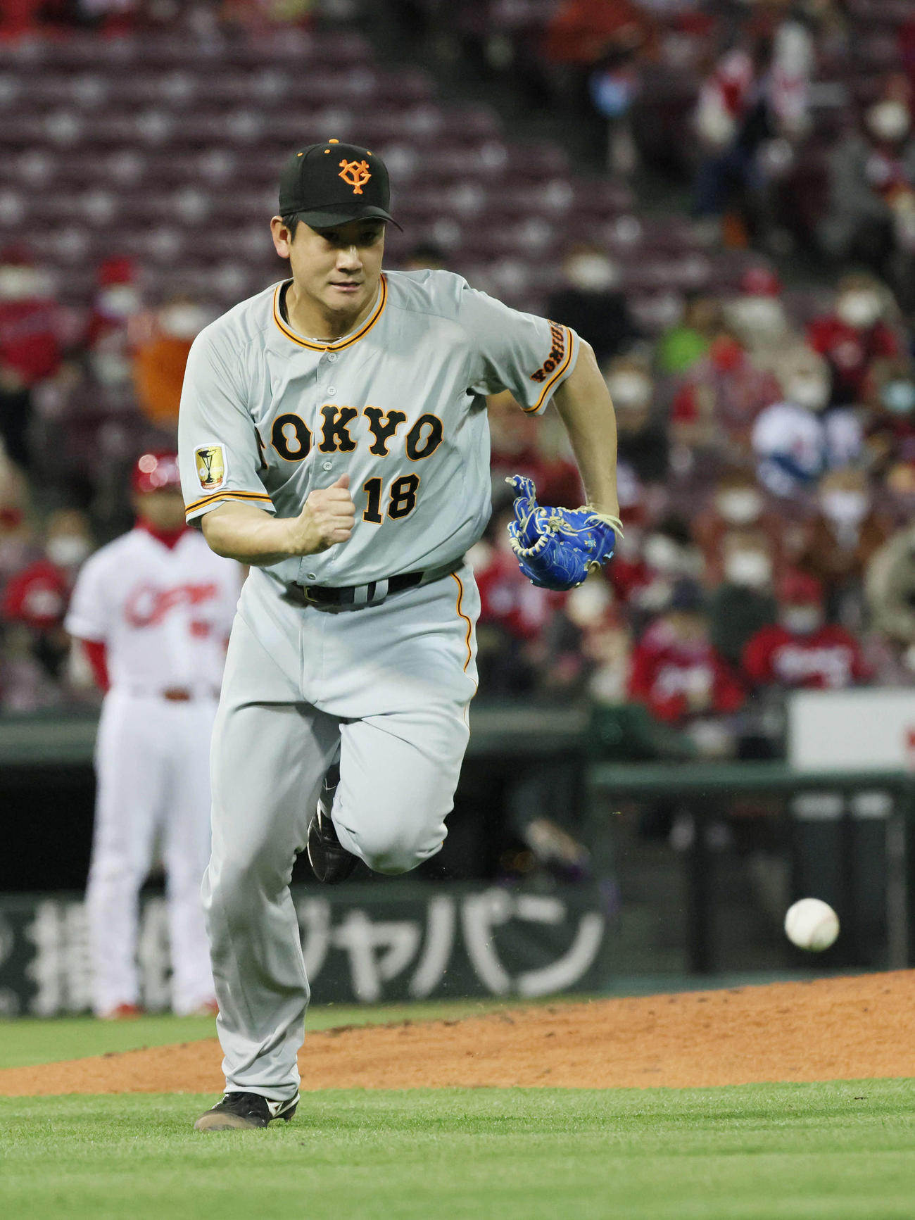 プロ野球広島対巨人　5回裏広島無死、田中広輔の内野ゴロで、一塁ベースカバーに入る菅野智之（撮影・加藤孝規）