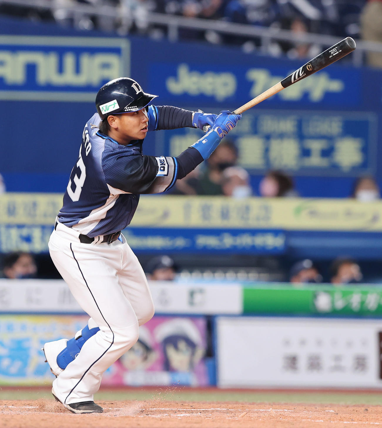 ロッテ対西武　8回表西武1死一、三塁、右中間に3点本塁打を放つ愛斗（撮影・垰建太）