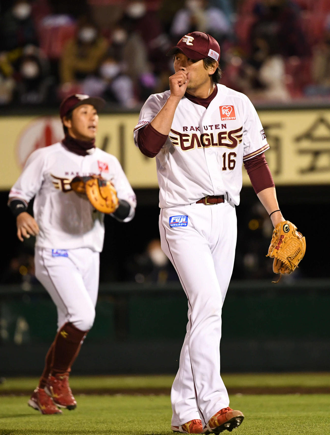 楽天対ソフトバンク　8回表を無失点に抑え、手を暖めながらベンチへ引きあげる楽天涌井（撮影・横山健太）