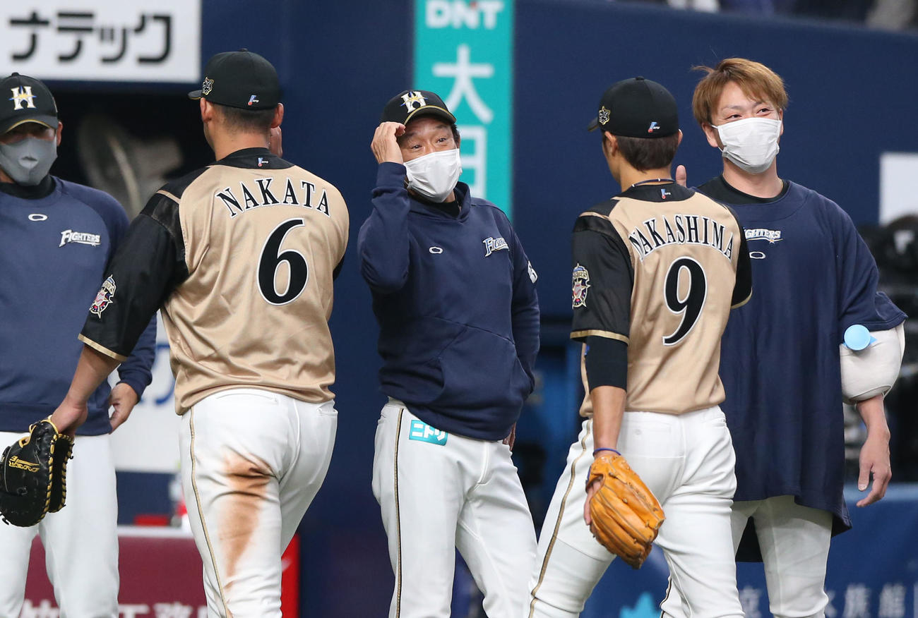 オリックス対日本ハム　オリックスに逆転勝利し、ベンチ前でナインとタッチする日本ハム栗山監督（左から3人目）ら（撮影・上山淳一）
