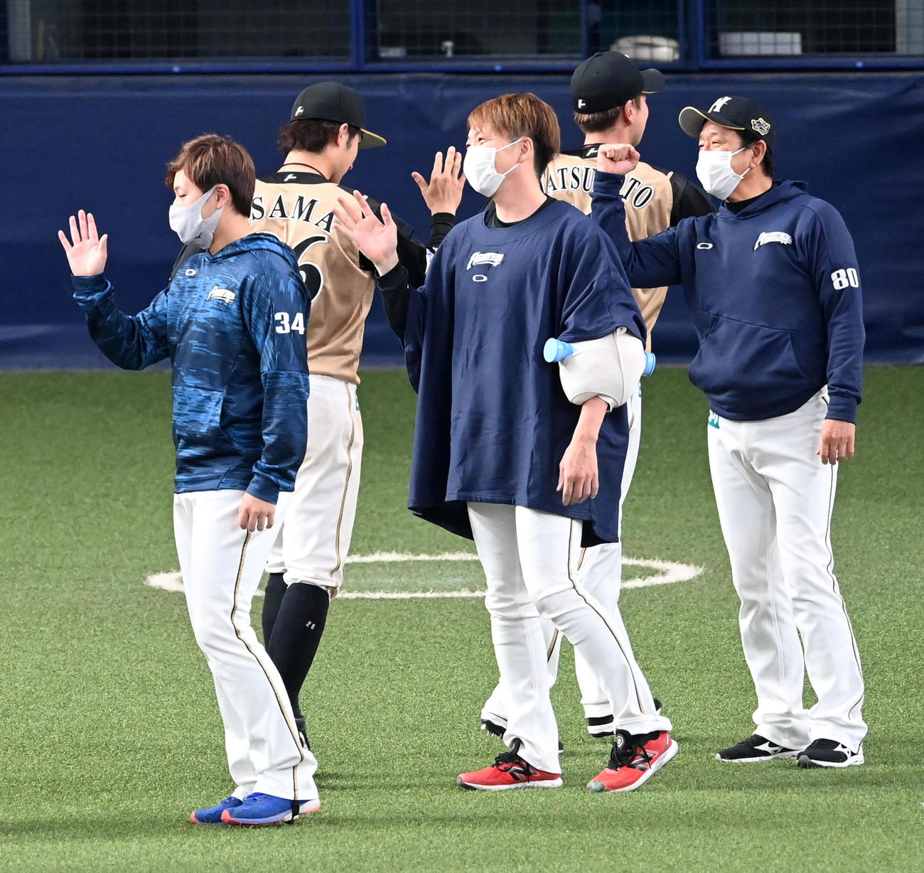 オリックス対日本ハム　浅間（左から2人目）を迎える栗山監督（右）（撮影・前岡正明）