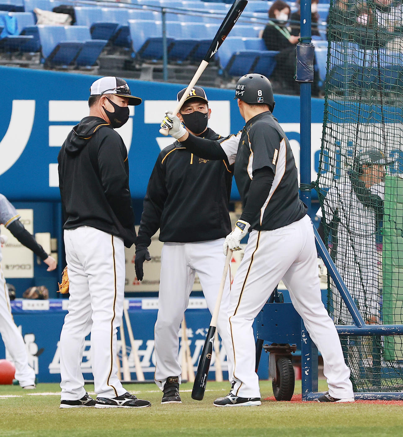 DeNA対阪神　佐藤輝（右）に打撃指導をする阪神矢野監督。左は井上ヘッドコーチ（撮影・野上伸悟）