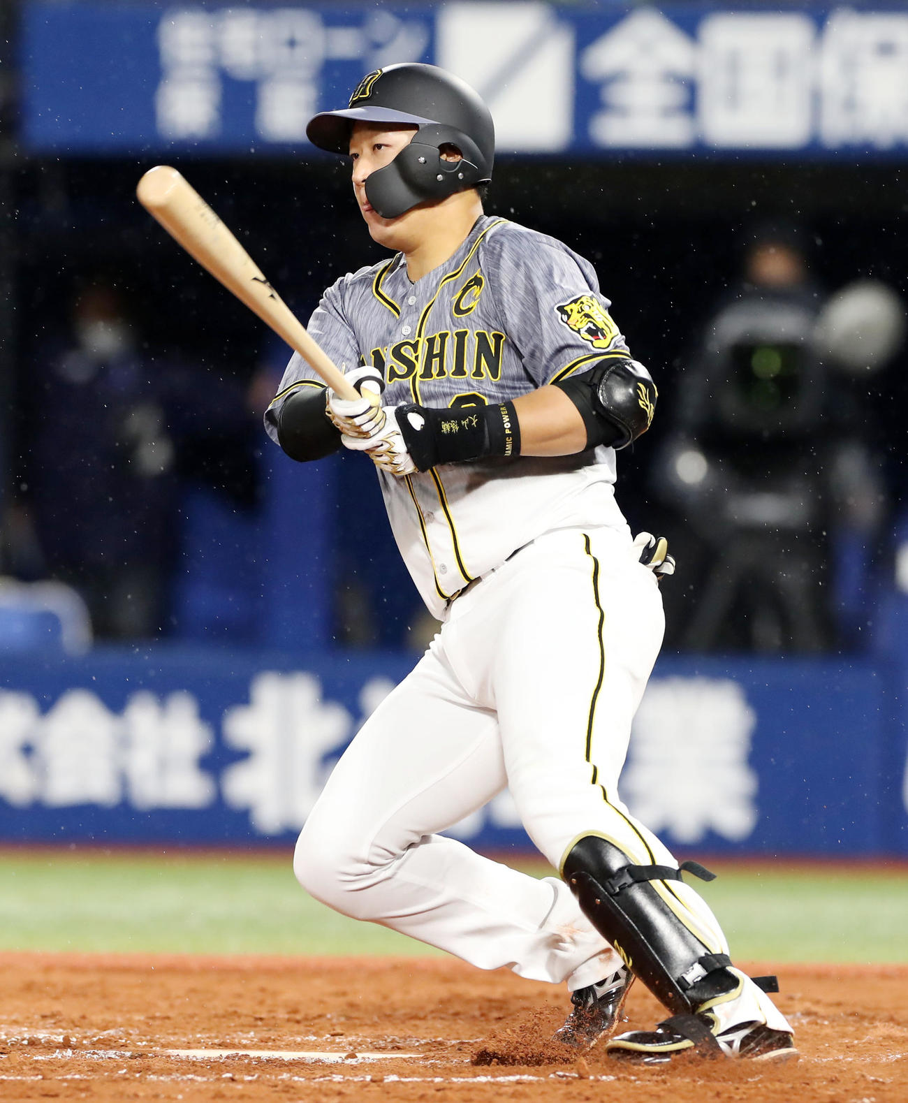 DeNA対阪神　6回表阪神2死一、二塁、大山は左翼線に2点適時二塁打を放つ（撮影・加藤哉）