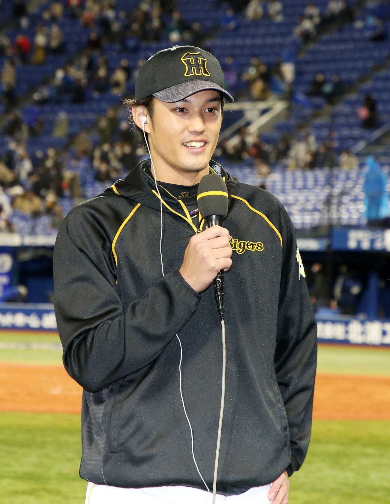 DeNA対阪神　今季初勝利でヒーローインタビューに答える藤浪（撮影・加藤哉）