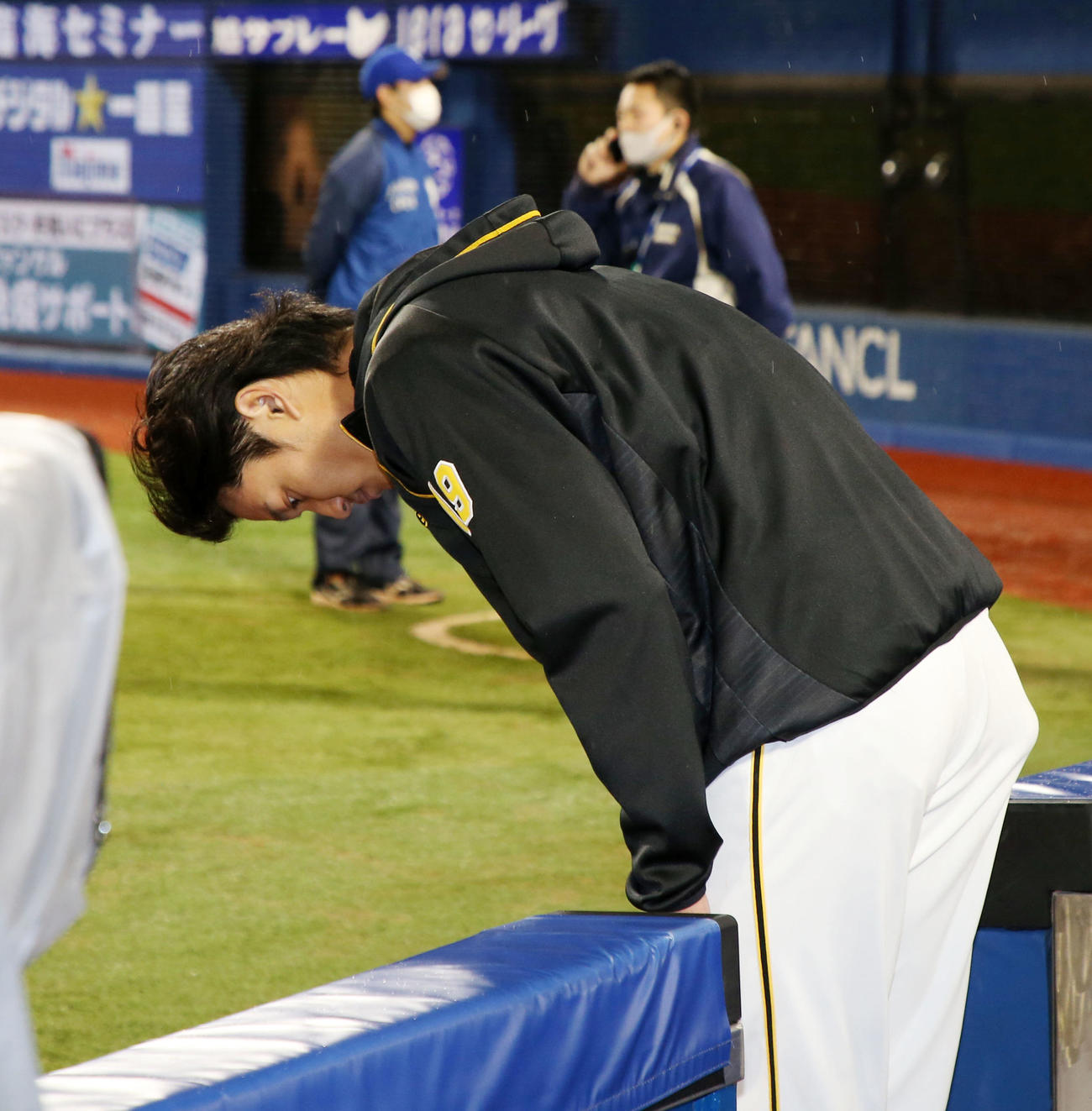 DeNA対阪神　今季初勝利でヒーローインタビューを終えた藤浪はグラウンドに一礼する（撮影・加藤哉）
