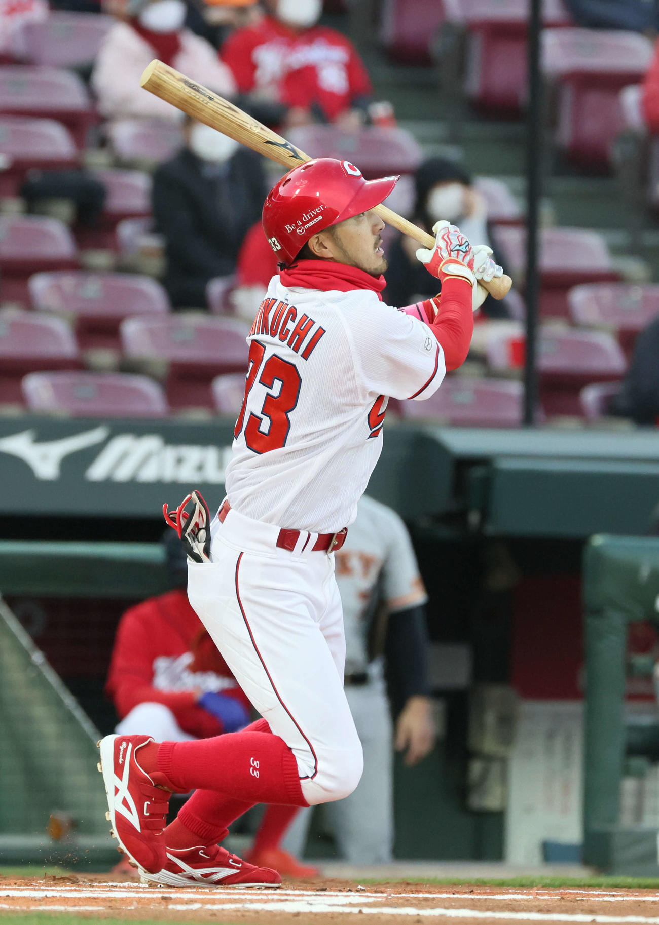 プロ野球広島対巨人　1回裏広島無死、菊池涼介は先制左中間越え本塁打を放つ（撮影・加藤孝規）