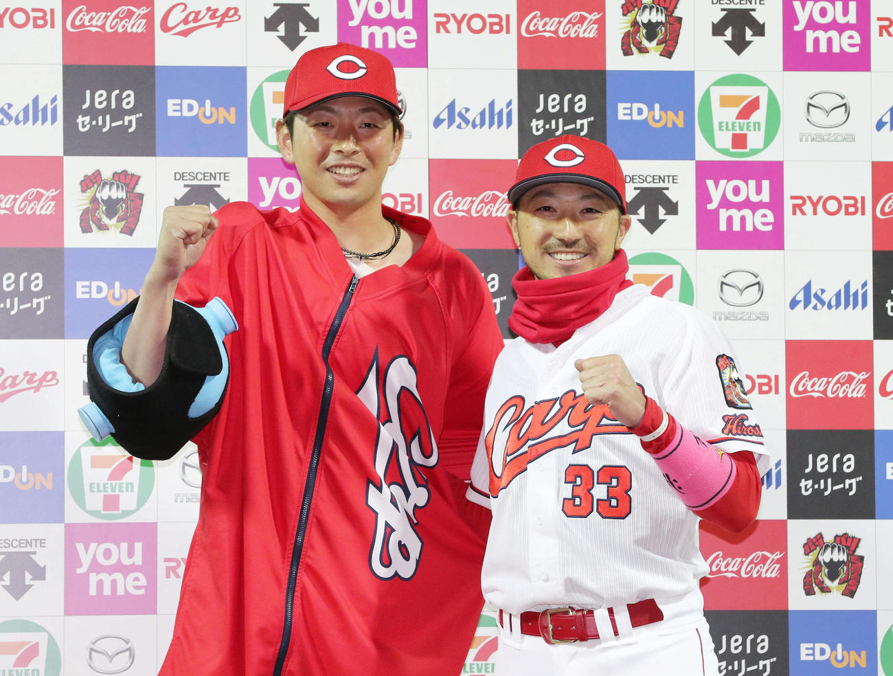 広島対巨人　ヒーローインタビューでガッツポーズする菊池涼（右）と大瀬良