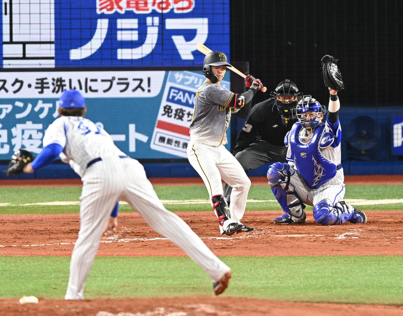 DeNA対阪神　6回表阪神2死二塁、中野は四球を選ぶ。投手国吉（撮影・山崎安昭）