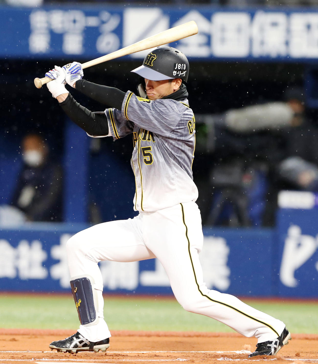 DeNA対阪神　1回表阪神無死、近本光司は左前打を放つ（撮影・加藤哉）