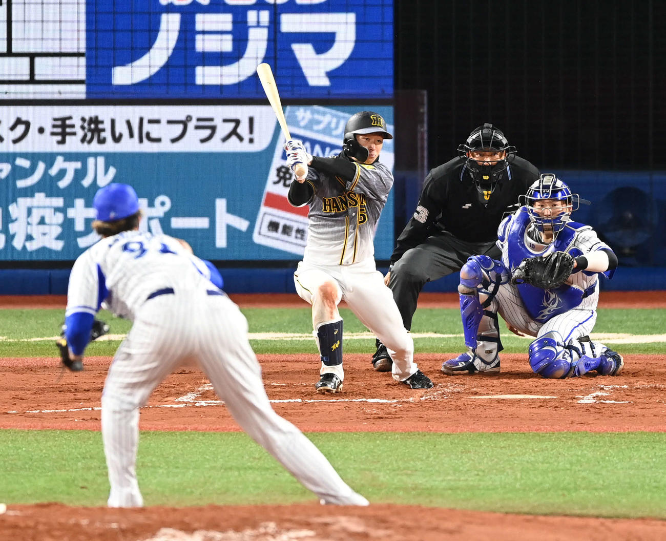 DeNA対阪神　6回表阪神2死二塁、近本は左翼へ適時二塁打を放つ。投手国吉（撮影・山崎安昭）