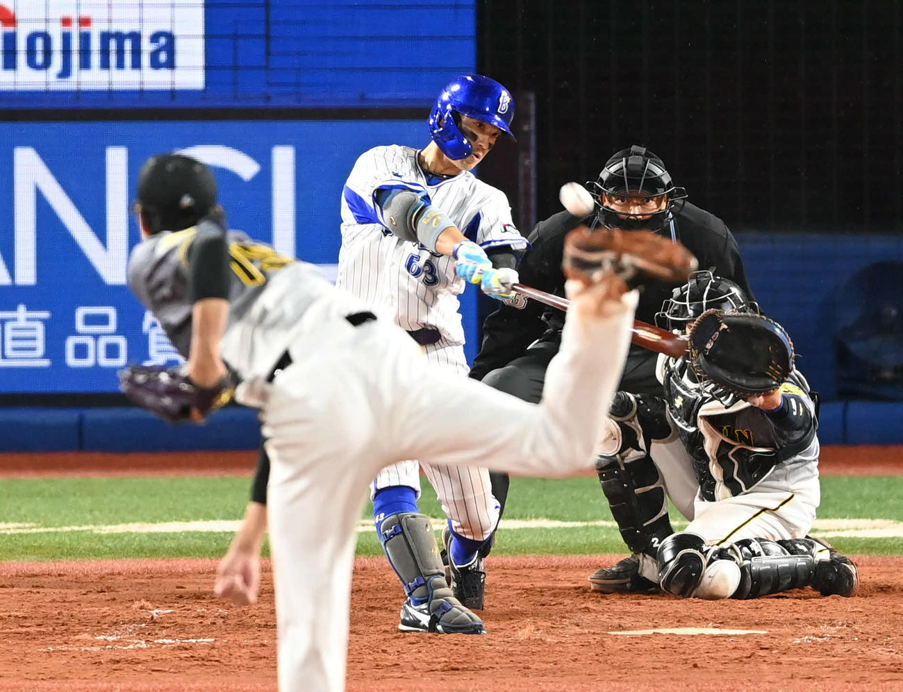 DeNA対阪神　7回裏DeNA2死一塁、関根は右越え2点本塁打を放つ。投手藤浪（撮影・山崎安昭）