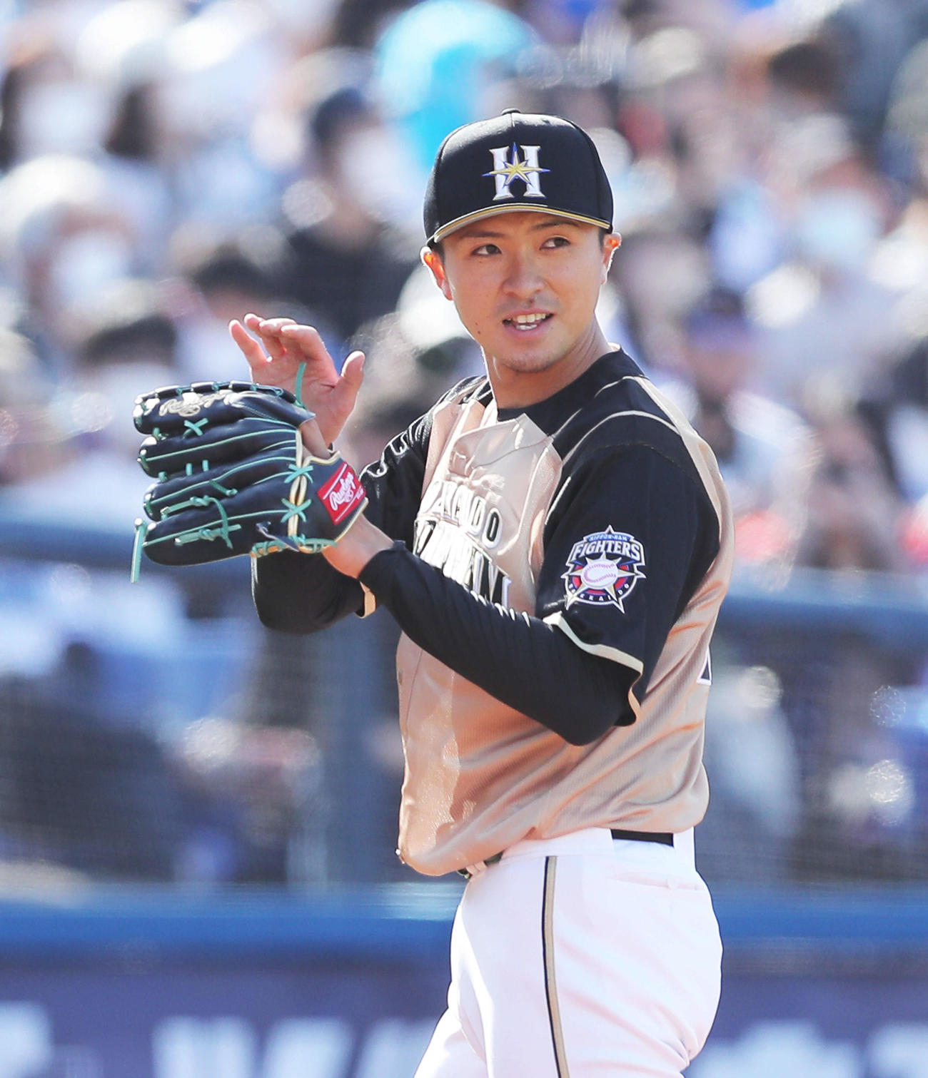 笑顔でナインを迎える日本ハム上沢直之（2021年3月10日撮影）