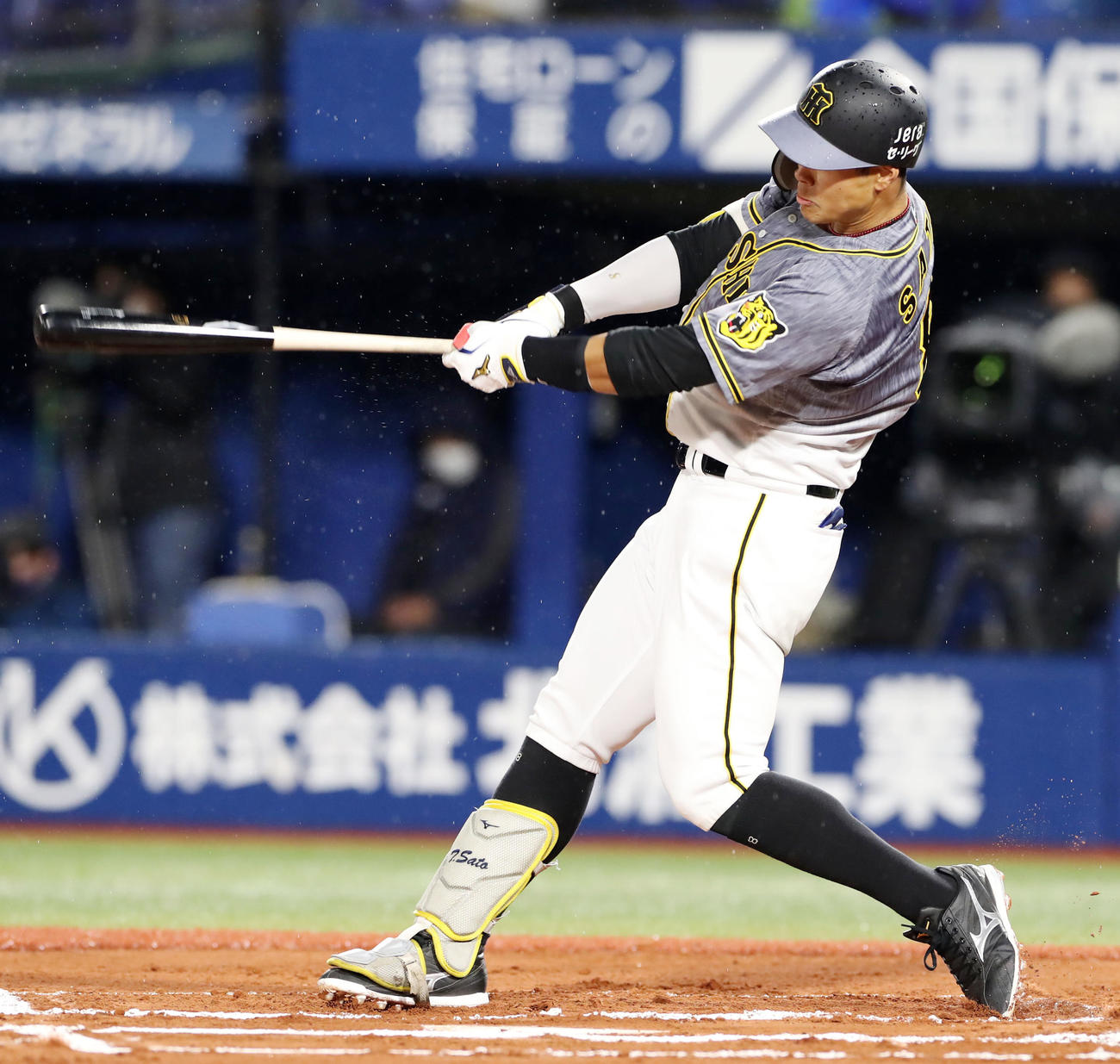 DeNA対阪神　6回表阪神無死、佐藤輝は右中間越え本塁打を放つ（撮影・加藤哉）