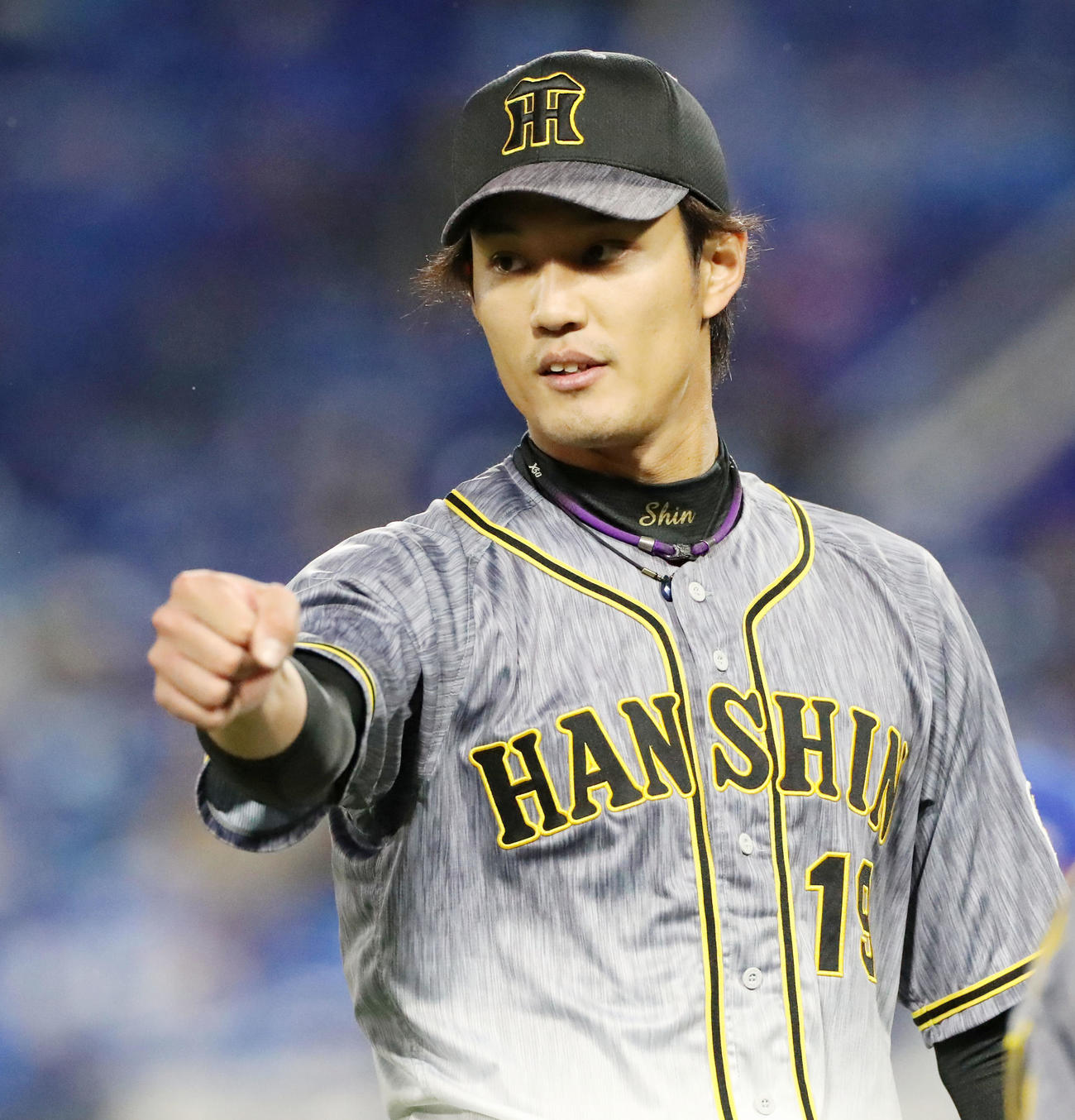 DeNA対阪神　7回裏の登板を終えナインとタッチする藤浪（撮影・加藤哉）
