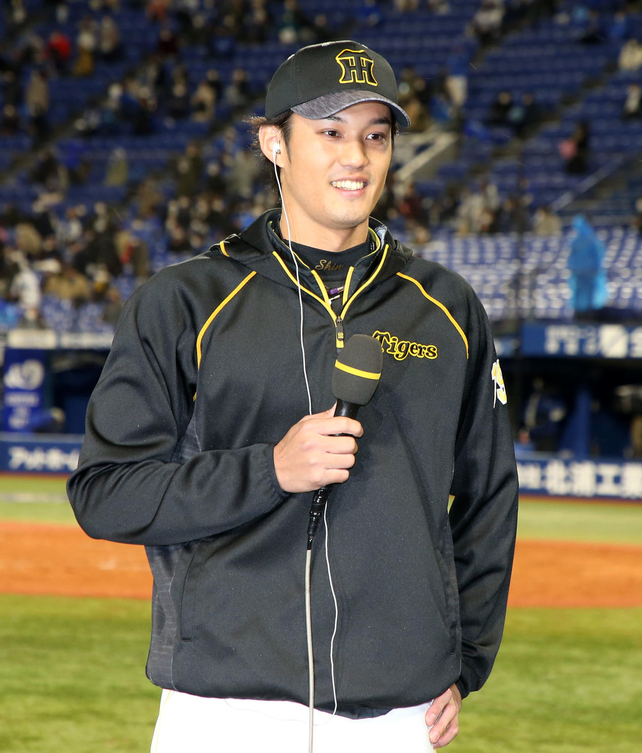 DeNA対阪神　今季初勝利でヒーローインタビューに答える藤浪（撮影・加藤哉）