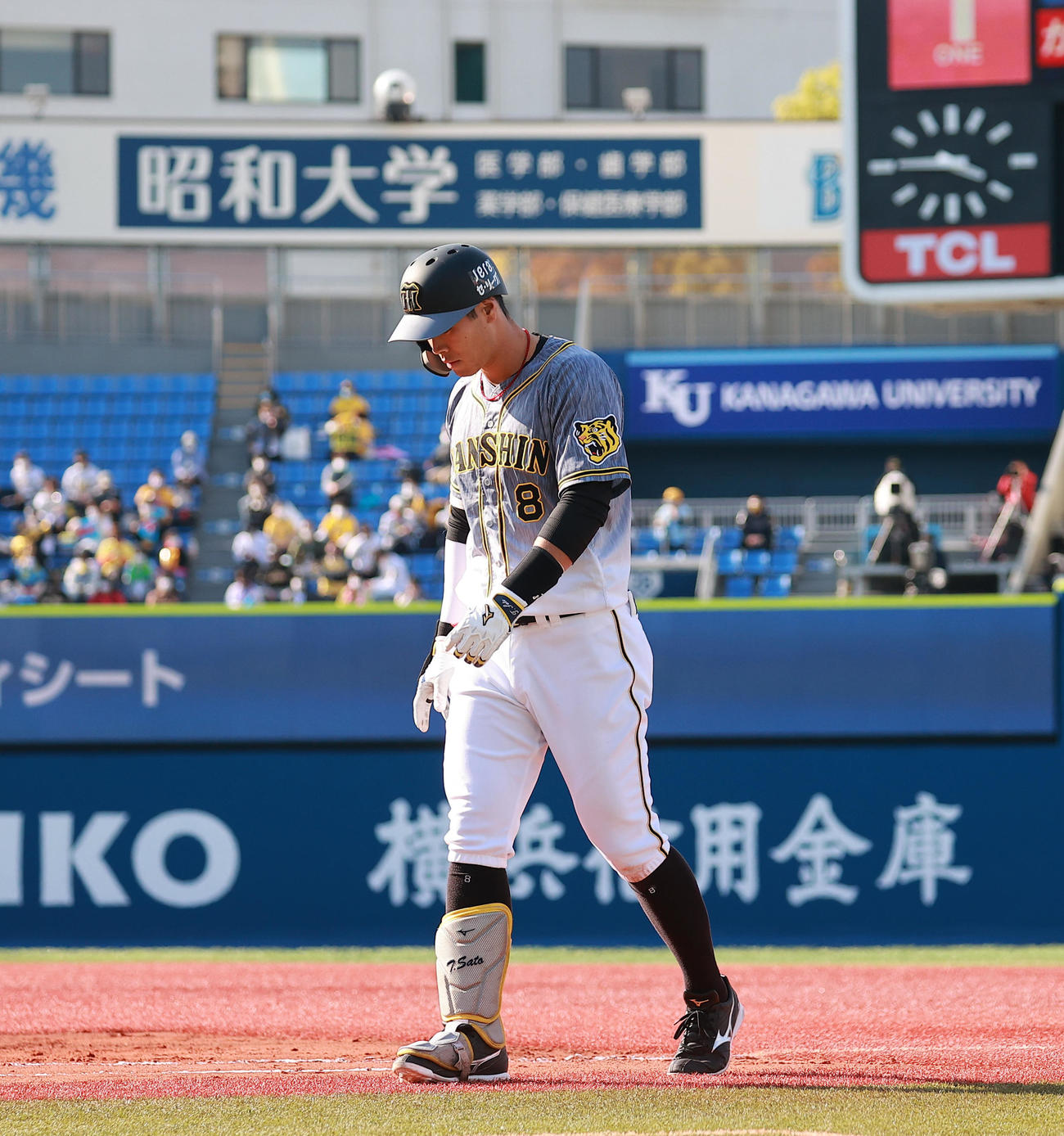 DeNA対阪神　7回表阪神1死、捕邪飛に倒れる佐藤輝（撮影・野上伸悟）