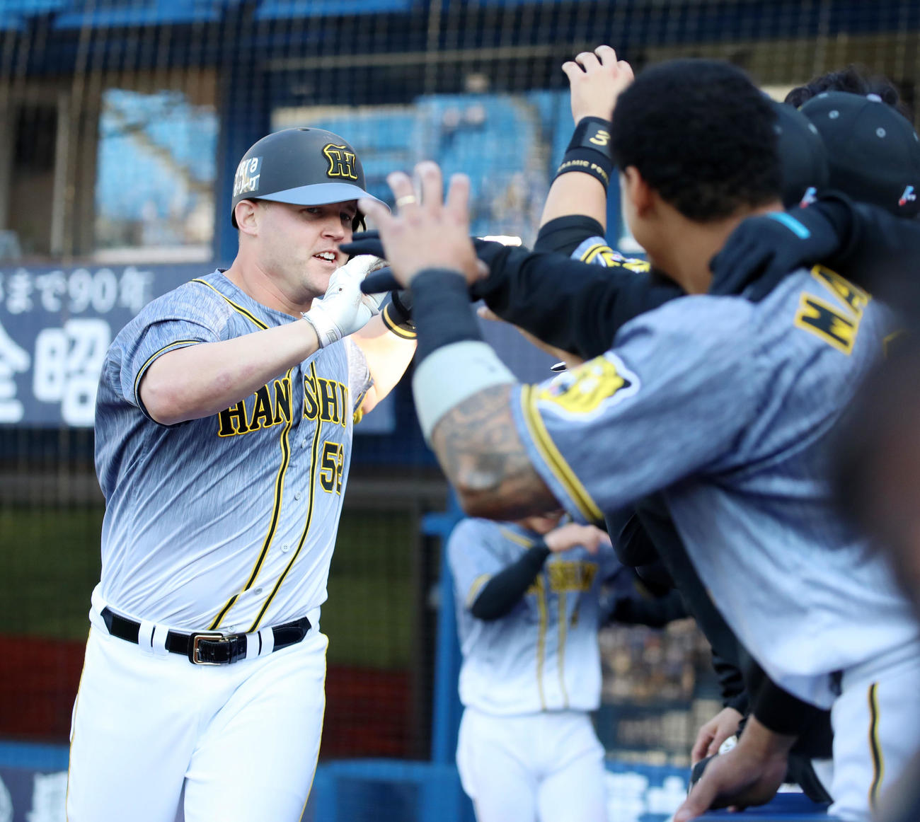 DeNA対阪神　9回表阪神1死一塁、サンズは左越え2点本塁打を放ちベンチのナインへハッピーハンズする（撮影・加藤哉）