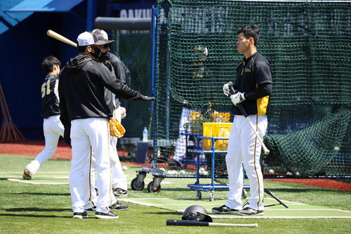 DeNA対阪神　佐藤輝（右）にアドバイスを送る矢野監督（撮影・加藤哉）