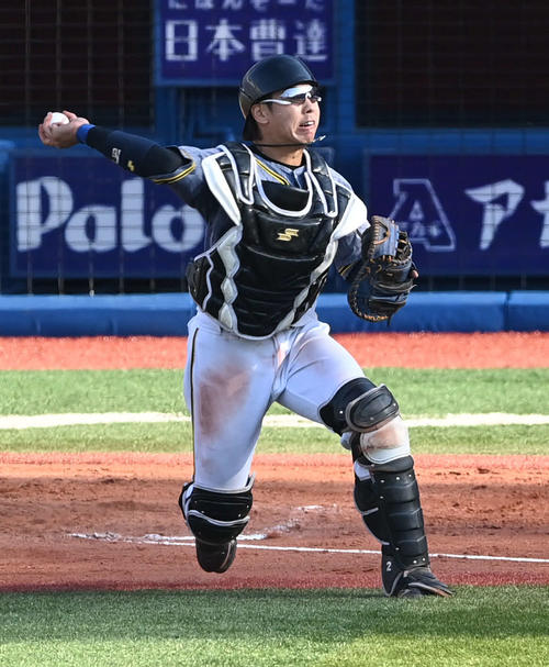 DeNA対阪神　7回裏DeNA無死一、二塁、梅野は神里の捕手前へのバントゴロを処理して三塁へ送球（撮影・山崎安昭）