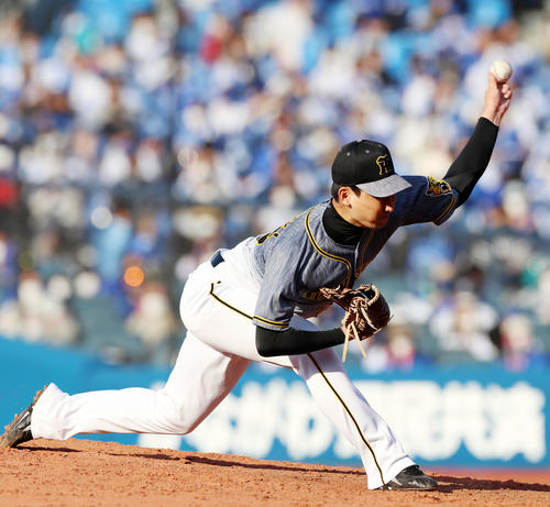 DeNA対阪神　8回裏、阪神2番手で登板する岩崎（撮影・加藤哉）