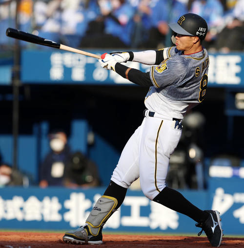 DeNA対阪神　9回表阪神1死、佐藤輝は中前打を放つ（撮影・加藤哉）