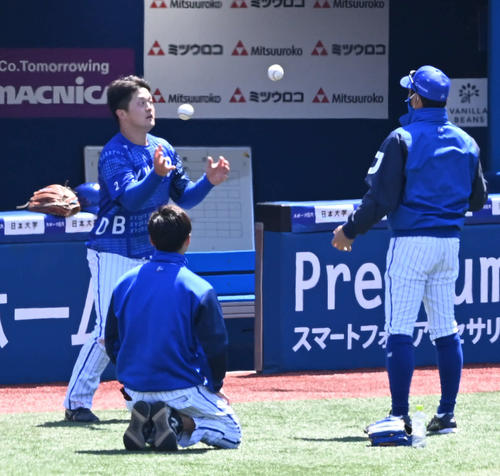 DeNA対阪神　試合前の練習で放られた2個のボールをキャッチするDeNA牧（左）（撮影・山崎安昭）