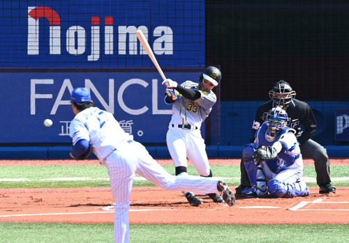 DeNA対阪神　1回表阪神1死、糸原は右前打を放つ。投手上茶谷（撮影・山崎安昭）