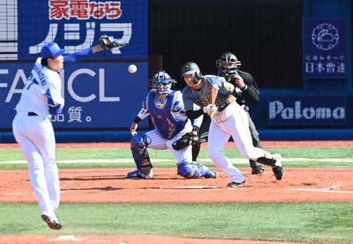 DeNA対阪神　4回表阪神1死三塁、大山は中前適時打を放つ。投手上茶谷（撮影・山崎安昭）