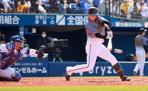 DeNA対阪神　4回表阪神1死三塁、先制中前適時打を放つ大山（撮影・野上伸悟）