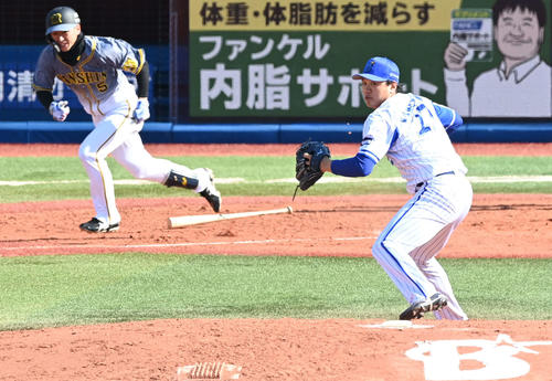 DeNA対阪神　5回表阪神1死一、二塁、近本（左）の投ゴロを捕球した上茶谷は二塁へ送球し、併殺で切り抜ける（撮影・山崎安昭）