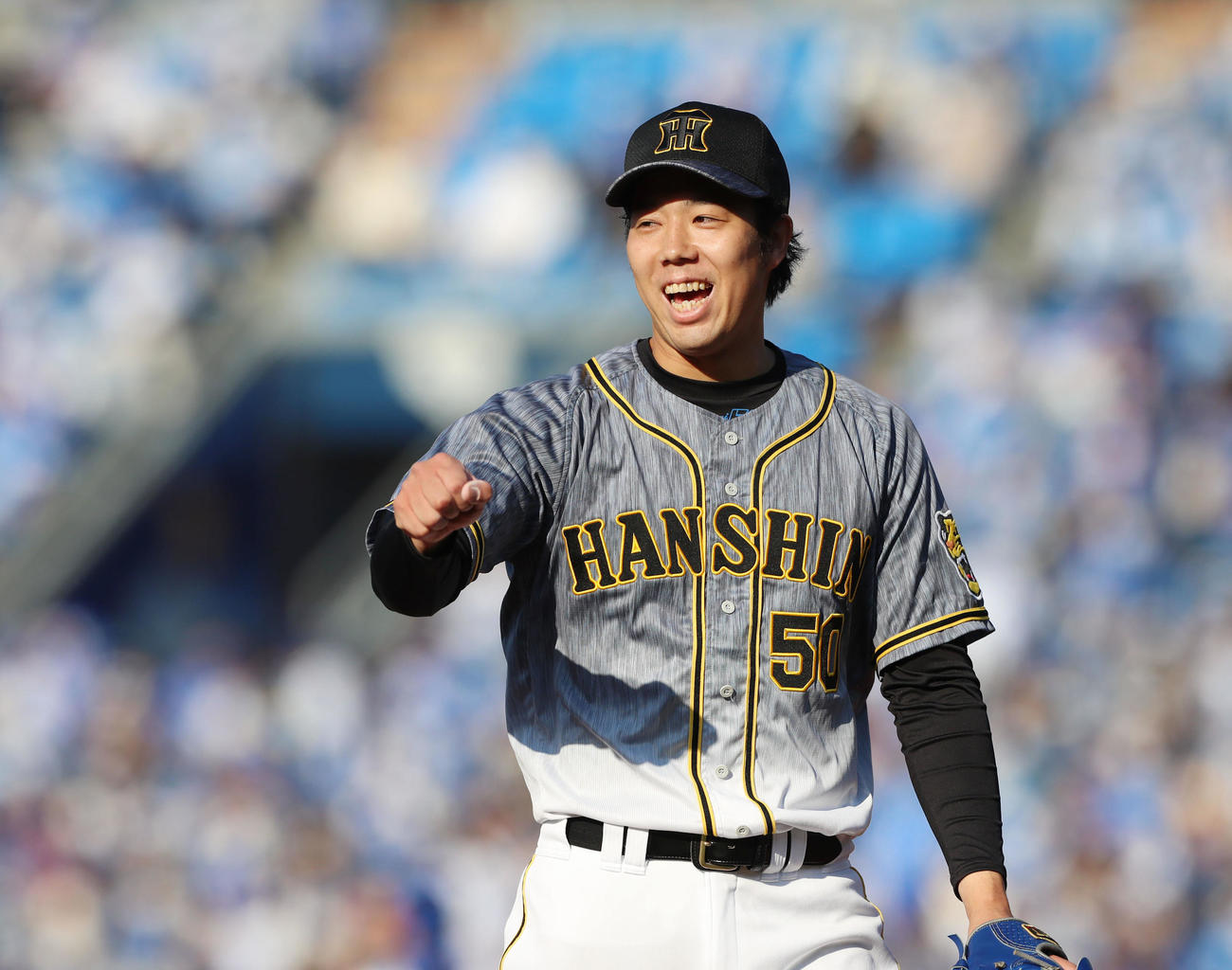 DeNA対阪神　7回裏DeNA2死一、三塁、青柳は戸柱を遊直に仕留め笑顔でガッツポーズを見せる（撮影・加藤哉）