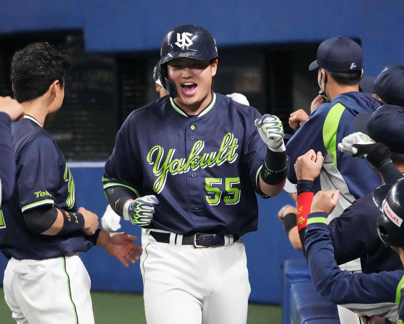 4回表ヤクルト1死一塁、2点本塁打を放った村上はナインとグータッチ（撮影・森本幸一）