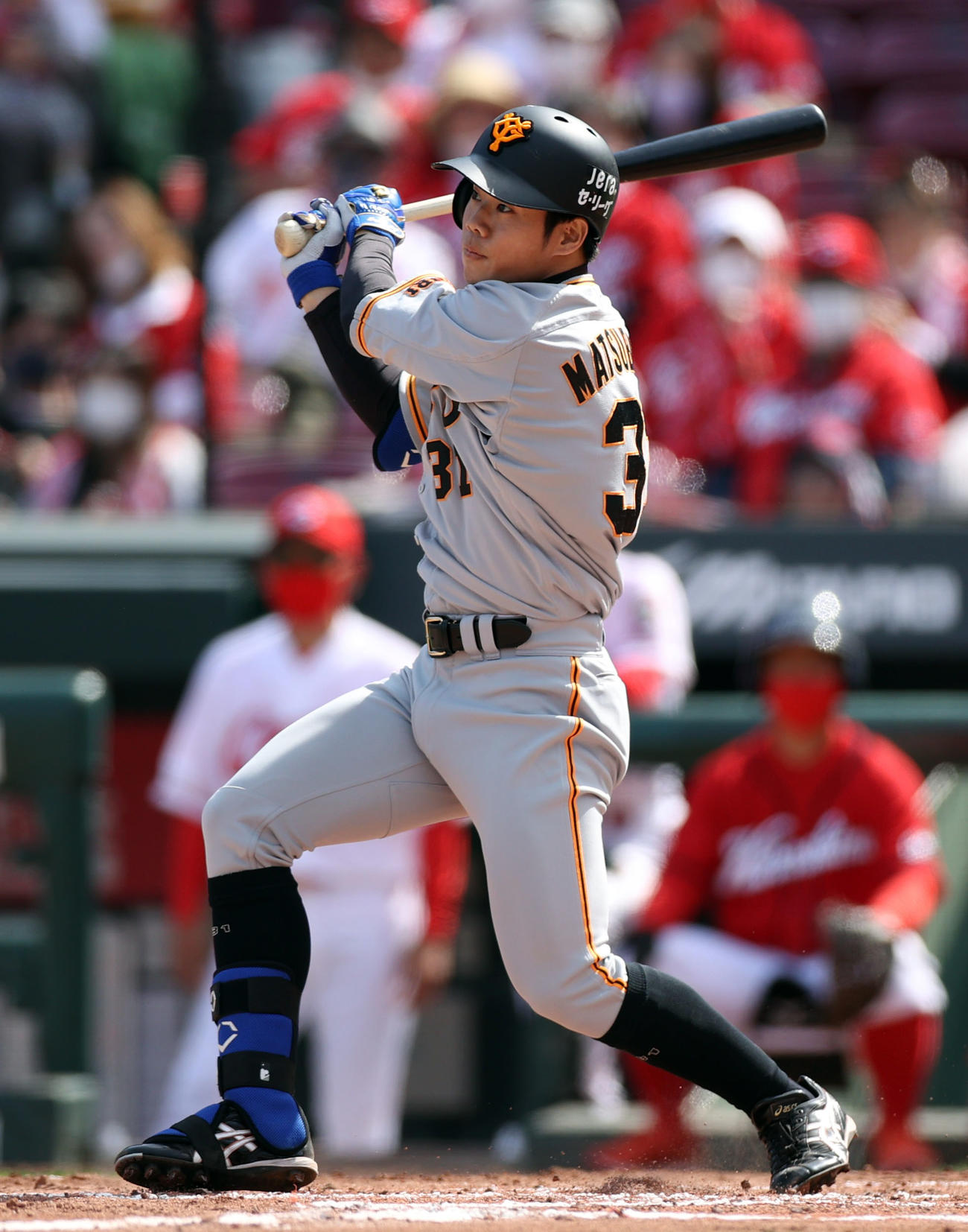 広島対巨人　3回表巨人1死、ソロ本塁打を放つ松原（撮影・狩俣裕三）