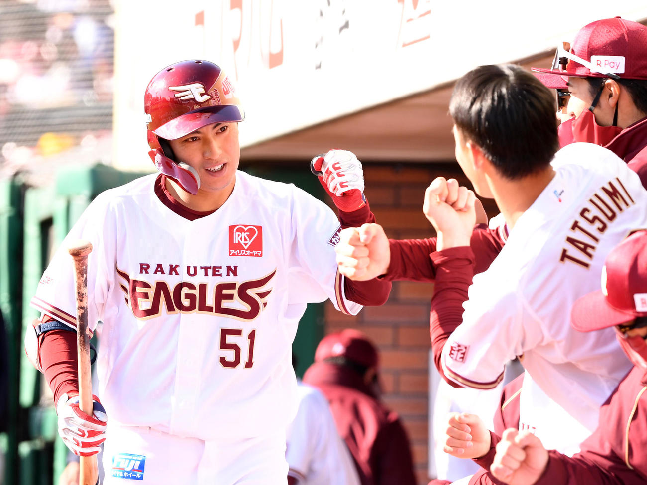 楽天対ソフトバンク　4回裏楽天2死、右越え本塁打を放ちタッチを交わす小郷（撮影・横山健太）