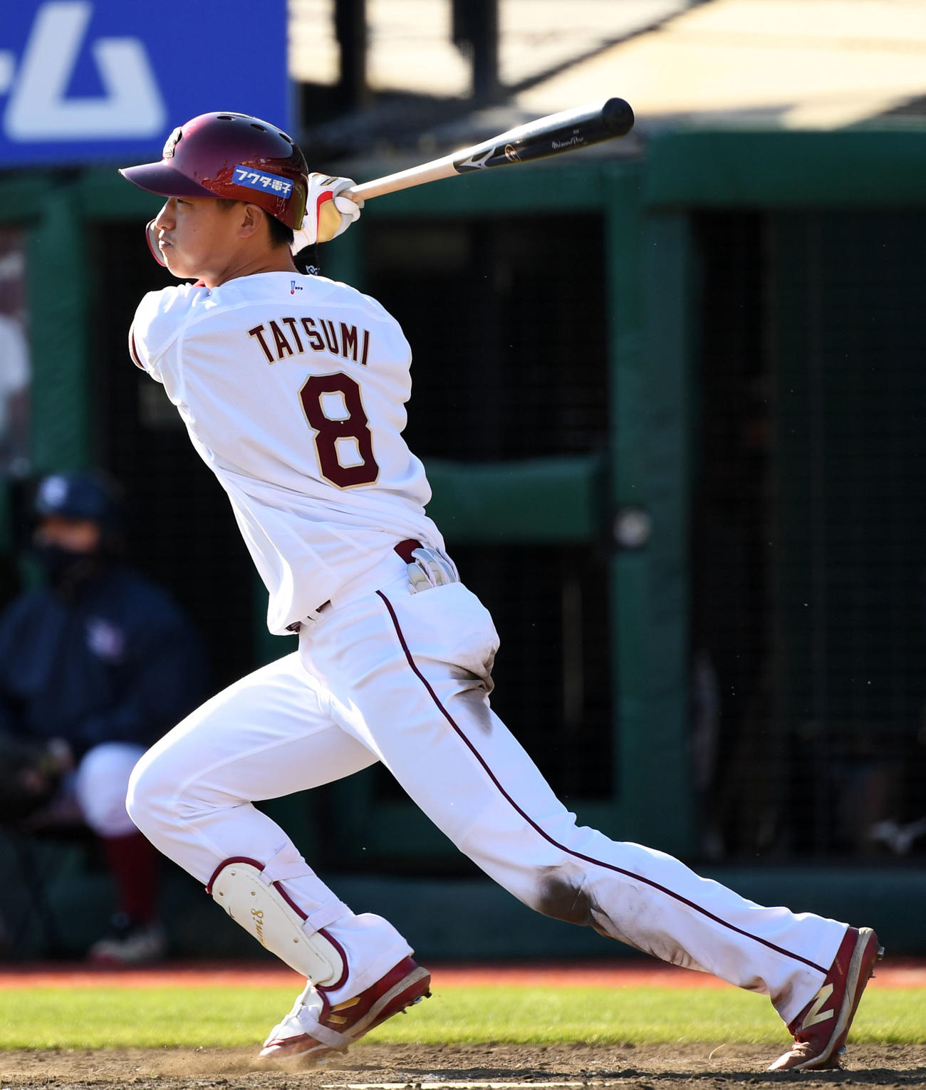 楽天対ソフトバンク　5回裏楽天無死二、三塁、中前2点適時打を放つ辰己（撮影・横山健太）