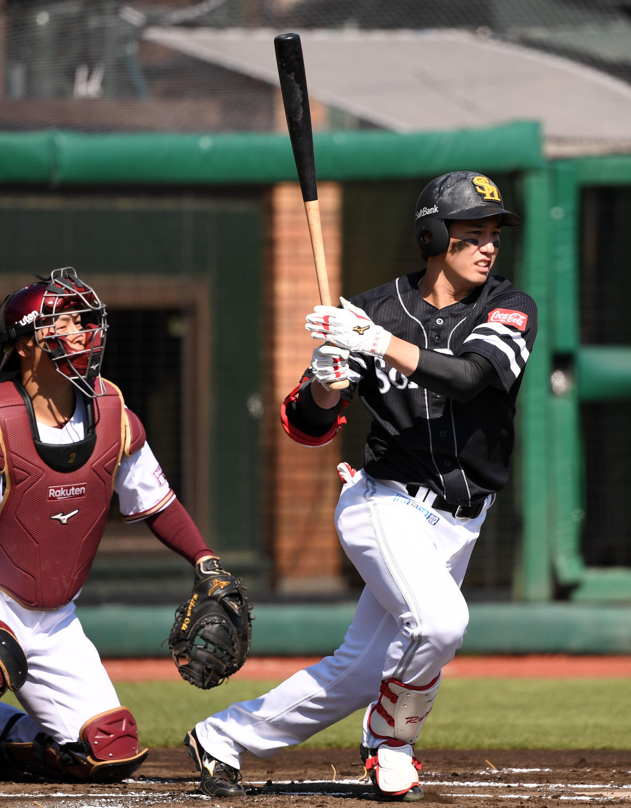 楽天対ソフトバンク　1回表ソフトバンク2死二、三塁、右前2点適時打を放つ栗原（撮影・横山健太）