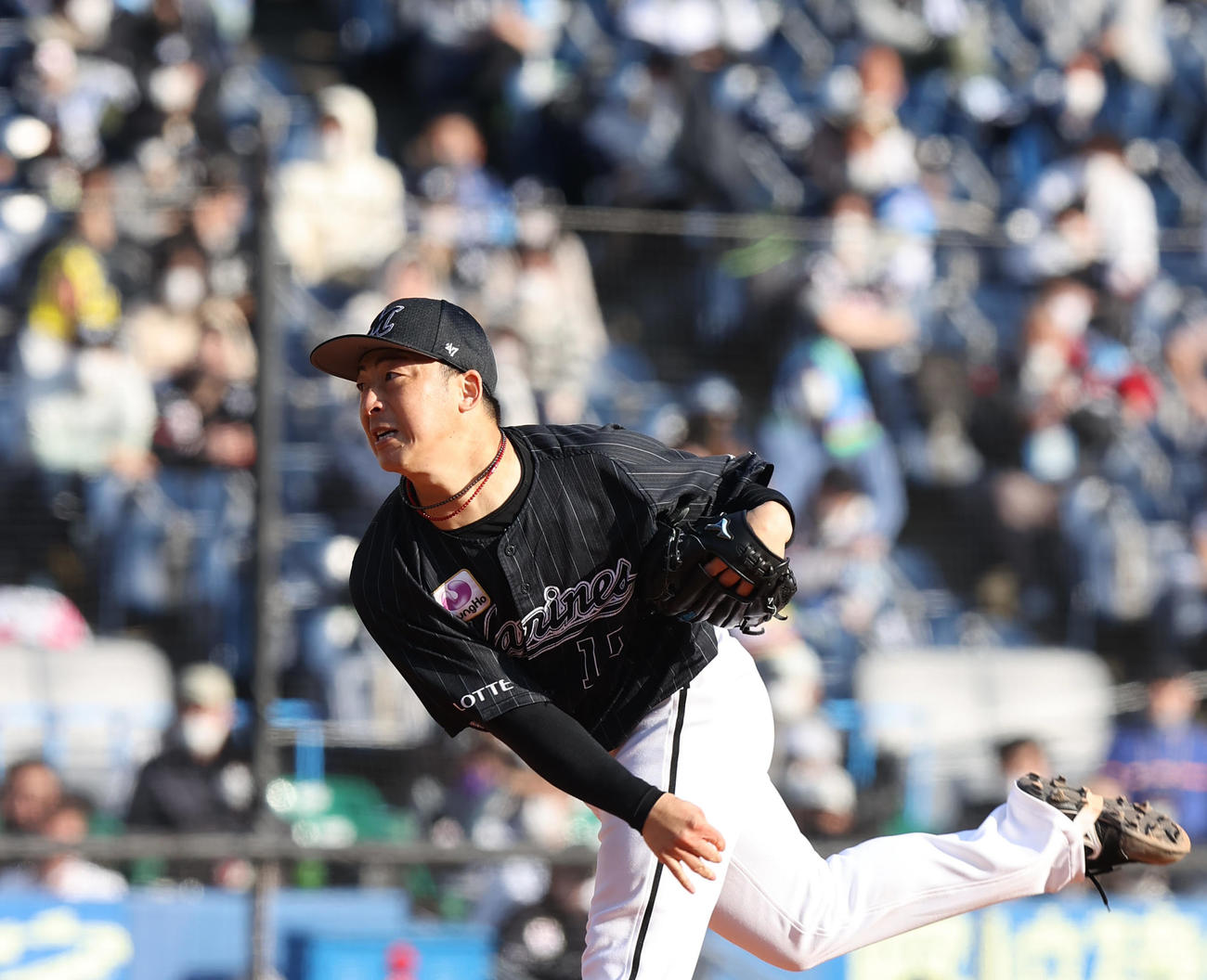 ロッテ対西武　5回、力強い表情で力投するロッテ美馬（撮影・垰建太）