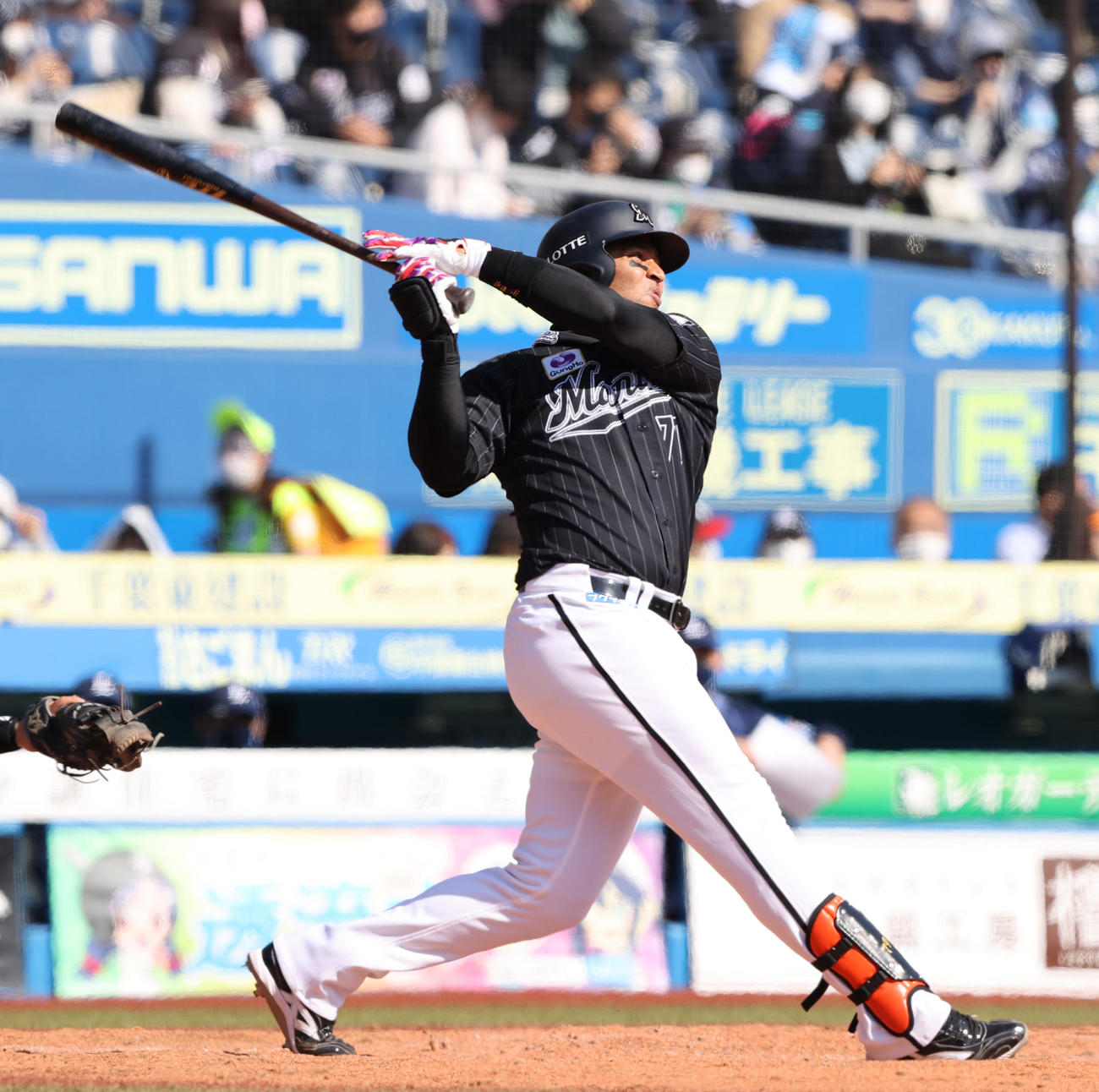 ロッテ対西武　3回裏ロッテ無死、この日2本目となる右越えソロ本塁打を放つマーティン（撮影・垰建太）