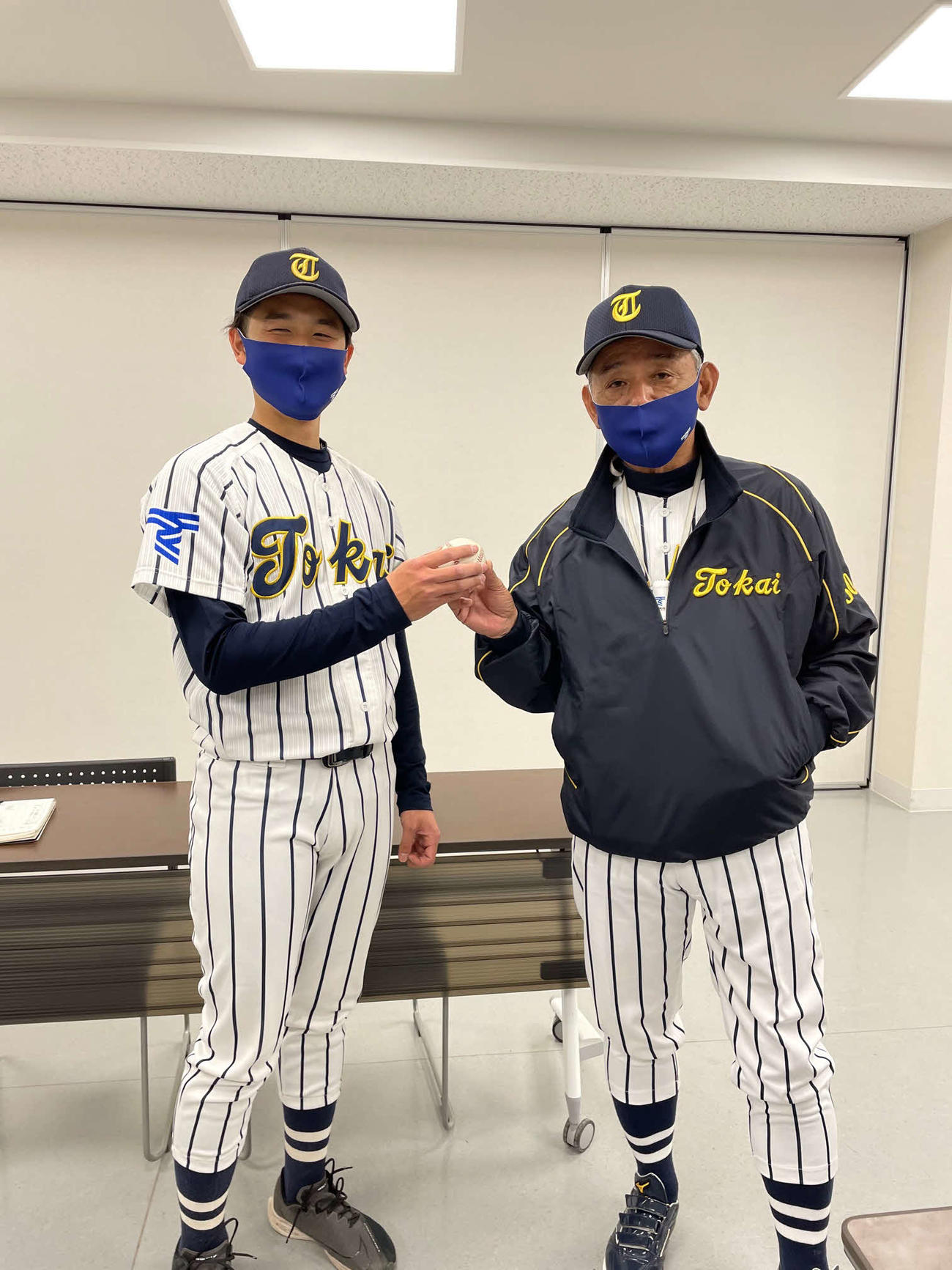 日体大対東海大　試合後、ウイニングボールを井尻監督（右）に笑顔で手渡す東海大・斎藤礼（撮影・保坂恭子）