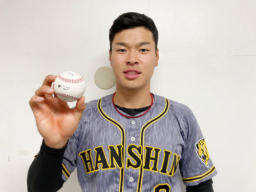 阪神佐藤輝明の場外ホームランボールが本人のもとに 祖父にプレゼントへ プロ野球写真ニュース 日刊スポーツ