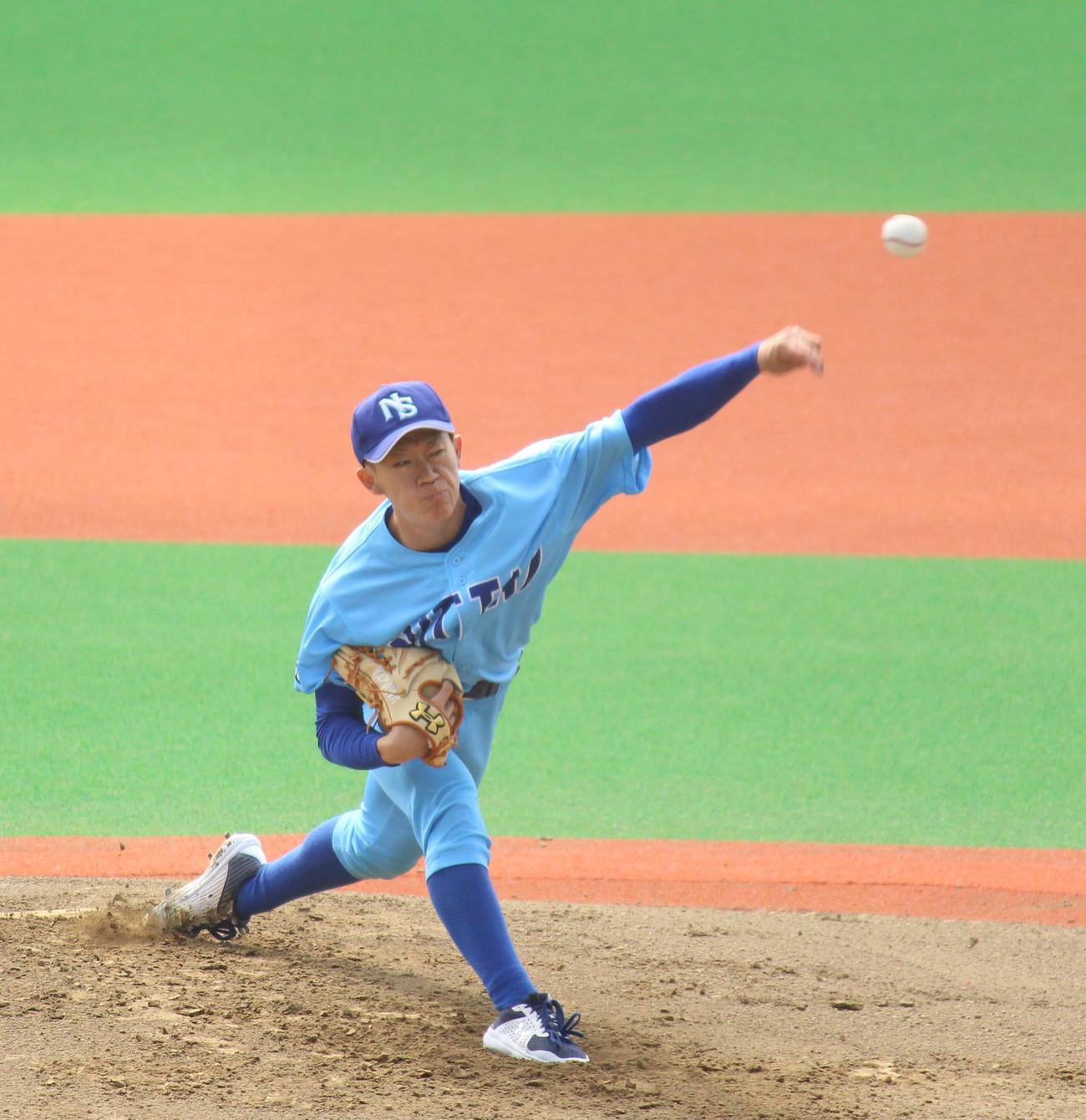 日体大対東海大　開幕戦に「3番・投手」で先発し力投する日体大・矢沢（撮影・保坂恭子）