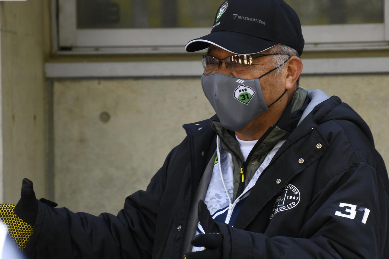 草野球チーム「（仮）掛布塾オールスターズ」初の練習試合を終え、ナインに話をする掛布雅之HLT（撮影・中野椋）